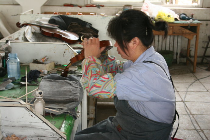 小提琴♀工艺：油漆 ，是经过几十道工艺，细细�的打磨，才成如今这样子的